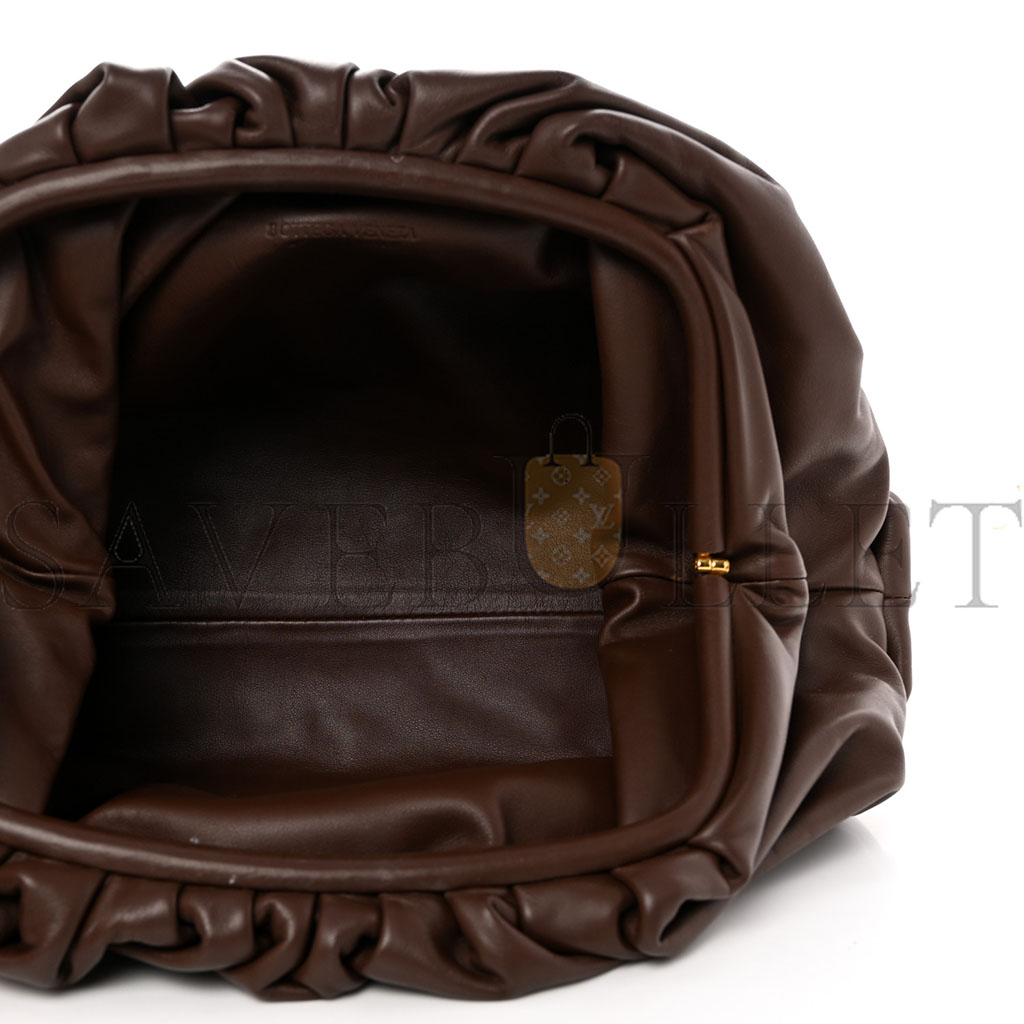 BOTTEGA VENETA SMOOTH BUTTER CALF THE POUCH OVERSIZED CLUTCH BROWNIE (38*19*8cm)